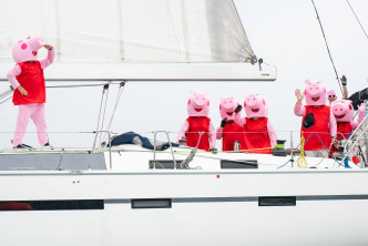 有船队变身卡通人物小猪佩奇出赛，造型趣怪。相片由香港游艇会提供