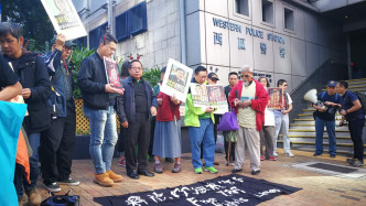 支联会与中国维权律师关注组等约30个代表，今早由西区警署出发，游行至中联办。