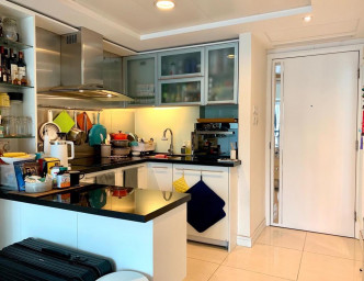 開放式廚房設於大門旁備餐及收納空間充裕。