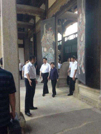 胡锦涛卸任国家主席半年之后，曾携夫人刘永清一起返回绩溪，观瞻了胡氏宗祠。