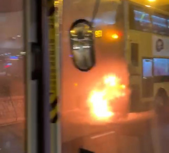 中环巴士起火。影片截图