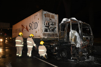 貨櫃車嚴重焚毀。