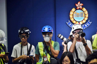 記者戴頭盔出席盧偉聰記者會。