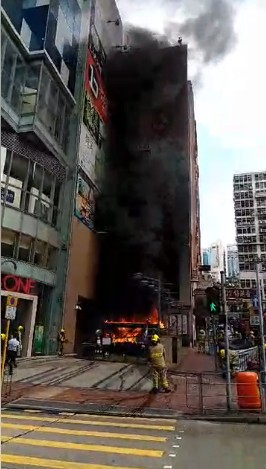 咖啡店起火冒出大量濃煙。影片截圖
