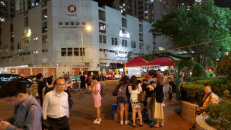一批人則在荃灣廣場外聚集。