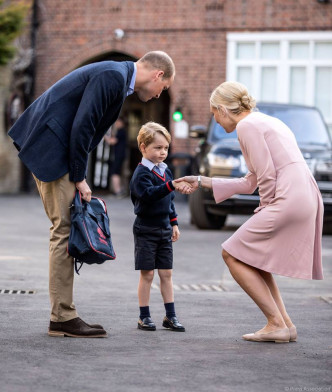 喬治王子由爸爸威廉王子陪伴上學，並與校長握手打招呼。