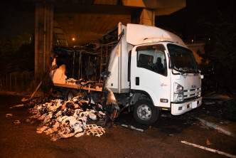 货车车斗内一批货物焚毁。