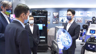 万御科技集团有限公司创办人及行政总裁魏嘉俊向骆惠宁介绍其3D悬空影像系统。