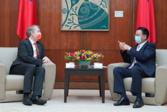 台北的外交部长吴钊燮在今早接见荷兰驻台代表纪维德。网上图片