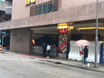 酒店门外架设水马，有警员驻守酒店门口位置，住客及职员出入时须出示证明。