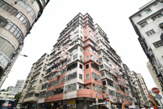 深水埗龙华大厦顶楼在内合共二十伙，没有遵从当年「街影法」起楼，被勒令还原。