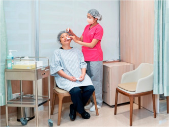 日間眼科中心可為白內障病人進行植入人工晶體的手術。養和醫院圖片