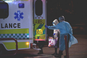 柴湾景翠苑晚上有人由救护车接走送院。