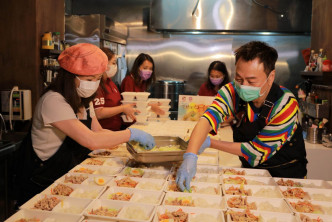 鄧萃雯、黎耀祥和義工一起合力完成100個愛心飯盒。