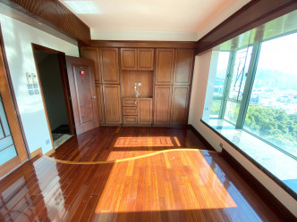 图中房间以横窗设计，有助采光及空气流通。
