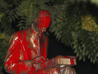 意大利著名記者蒙塔內利的銅像被潑紅漆，AP圖
