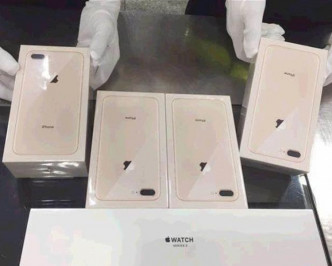 海關從一名內地女子背包內查獲4部金色iPhone 8手機及1隻Apple Watch series 3智能手錶。網圖