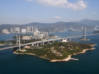 政府近年放寬青馬大橋的高度限制，有助超大型船隻進出貨櫃碼頭。