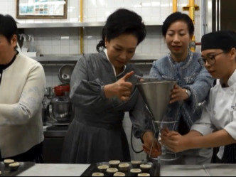 彭丽媛参与制作葡挞 「倒蛋浆」。澳广视截图