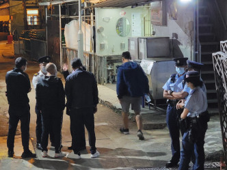 晚上7時左右，食環署人員聯同警方再次到九華徑燒烤場調查。