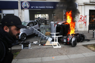 法國巴黎快餐店被縱火焚毀。AP