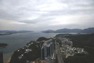 單位居高臨下，外望開揚海景及山景，十分寫意。