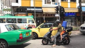 有網民在大埔發現，有電單車後座小童竟蓋上膠水桶，疑代替頭盔，引起熱議。fb群組「PLAY HARD 玩硬」