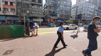 警员封闭一段广福道供市民拜祭车祸死者。