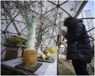 市民紛紛悼念日本311地震7周年。AP