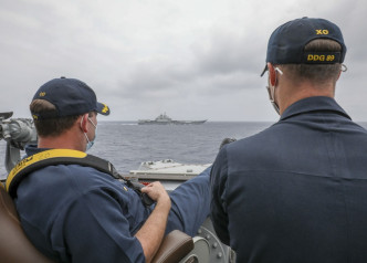 马斯廷号舰长（左）和副舰长月初近距离观察辽宁号动向。美国海军图片