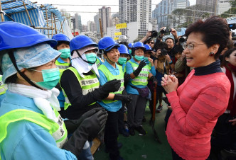 林鄭月娥到維園向清潔工拜年。新聞處