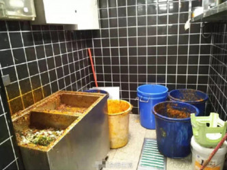 涉事火鍋店場所設置、廚餘垃圾處理方式等衛生狀況不符合保障食品安全標準。微博圖片