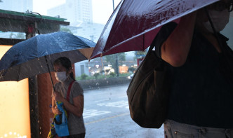 本港连日出现大雨。