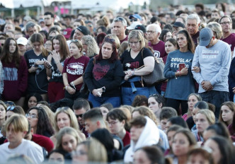 單是在佛州，估計便有一千多所學校舉行儀式，悼念死難者。AP