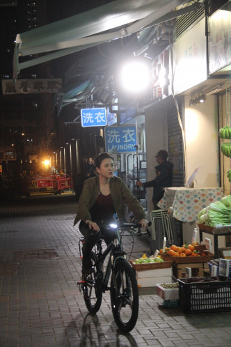 踩車演出

劇情講江嘉敏係街坊，會踩單車代步。