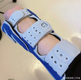 陈晓东不想做手术取骨，现戴护具休养待自动修复。