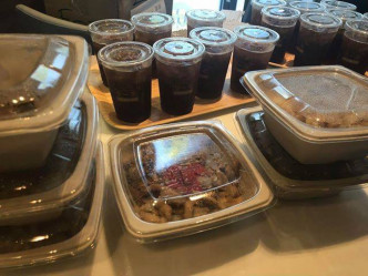 有食肆老板预备了100个饭盒，为出力的义工们填饱肚子。