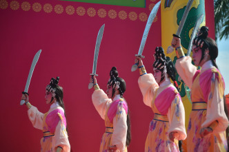 粤剧日有多个团体演出。