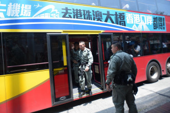 警員於青馬收費廣場截查前往機場的巴士。