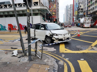 涉事私家车撞毁惠丰中心对开一组铁栏及一支交通指示牌。