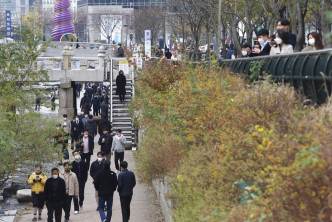 政府在首都首尔和周边地区颁布严厉的社交距离措施。AP资料图片