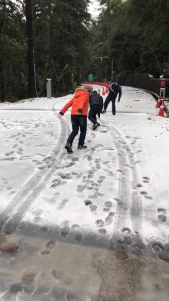 小朋友紛紛外出玩雪。