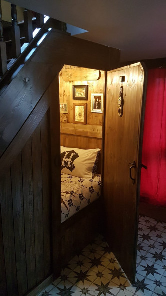 民宿还「神还原」了哈利波特在姨妈家蜗居的楼梯间小屋。网图
