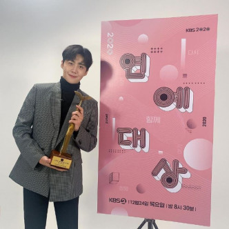 金宣虎夺综艺新人奖。