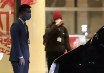 王菲之前戴著小紅帽在機場現身。