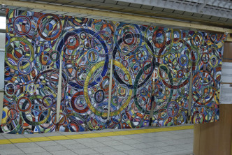 三越前車站擺滿以奧運為題材的畫作。特約記者梁彥偉東京傳真