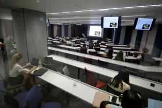 校舍楼高两层，设有电脑室、研修室、辅导室及课室等，共28个课室。