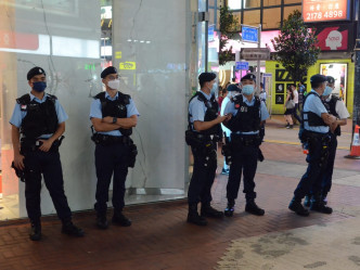 铜锣湾百货外继续有警员穿著战术背心驻守。