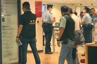 警员到屯门滙丰银行调查。