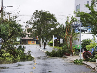 颱風「莫拉菲」吹襲越南中部，造成26名漁民失蹤。AP圖片